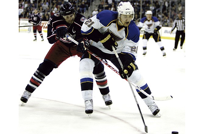 St Louis Blues' Patrik Berglund, right, of Sweden, and Columbus Blue Jackets' Rick Nash work for the puck in the second period of an NHL hockey game in Columbus, Ohio, Wednesday, Nov. 10, 2010.