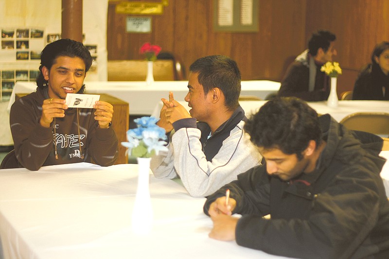 Stephanie Backus/FULTON SUN photos
Students fill out visitor cards during the dinner. The students said they were grateful for the place to have a special dinner during Thanksgiving break.