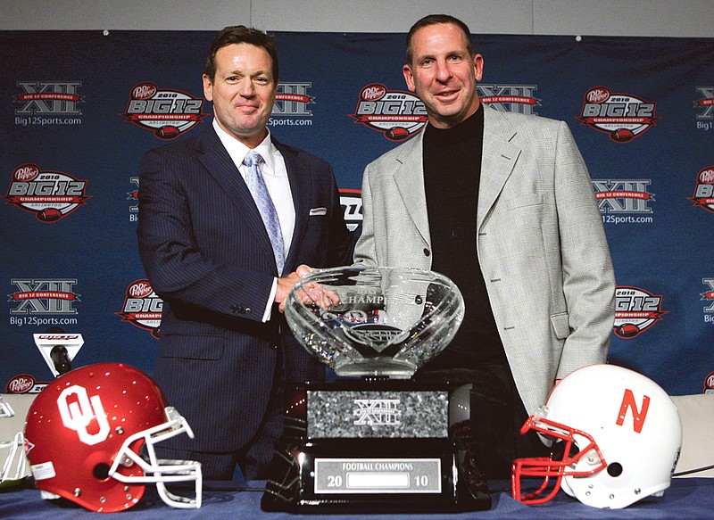 Oklahoma coach Bob Stoops, left, and Nebraska coach Bo Pelini, right, pose for a photograph during a news conference for Saturday's Big 12 Conference championship NCAA college football game, Friday, Dec. 3, 2010, in Arlington, Texas. (AP Photo/Tony Gutierrez)