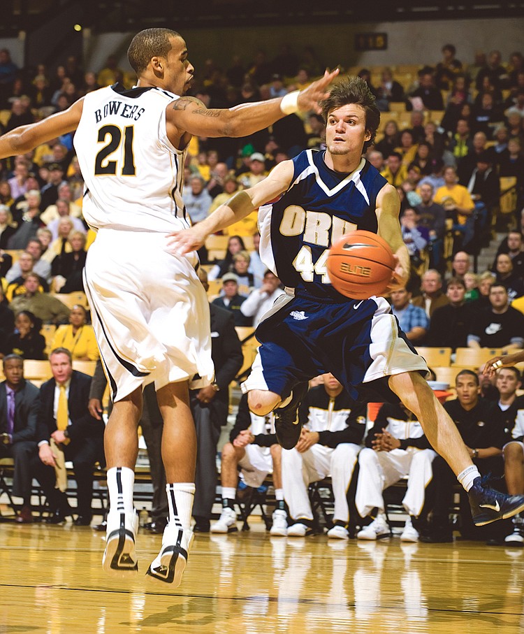 Oral Roberts' Hunter McClintock, right, passes the ball around Missouri's Laurence Bowers, left, during the first half of an NCAA college basketball game Thursday, Dec. 16, 2010, in Columbia, Mo. (AP Photo/L.G. Patterson)