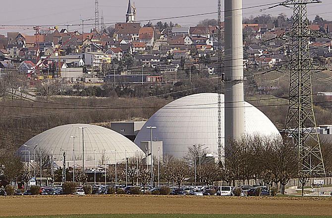 Germany's environment minister said Monday that Chancellor Angela Merkel's coalition government has agreed to shut down all of the country's nuclear power plants by 2022. 