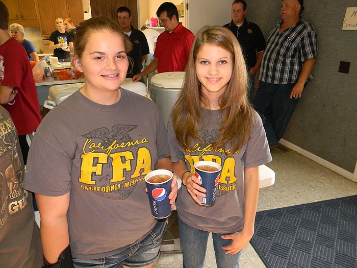 California FFA members Kylie Ratcliff, left, and Libby Martin helped pass out drinks at the steak dinner.