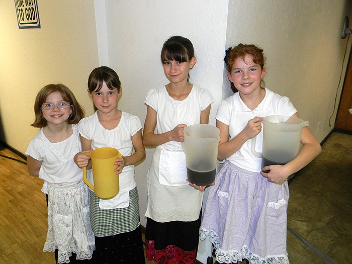 Children who helped serve drinks at the fried chicken supper; from left, are Alyssa Nichols, Natalie Nichols, Aleah Harris and Ashley Nichols.