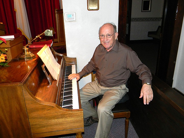 Bill Miller, Norfolk, Neb., performed a variety of hymn arrangements at California First Christian Church Wednesday, Oct. 12.