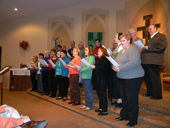 A community choir directed by Stacy Friedrich performs "Now Thank We All Our God" during the service.