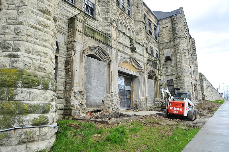 Repairs are underway on the front of Housing Unit 1 at the Missouri State Penitentiary along Layfette Street.