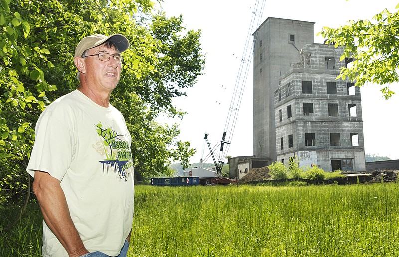 Longtime "leaning tower" owner Soda Popp talks about the structure behind him, being demolished to make way for a second Union Pacific railroad bridge. Popp sold gasoline and refreshments to river users for a number of years. He said he holds a lot of memories from the old place and hated to see it go.