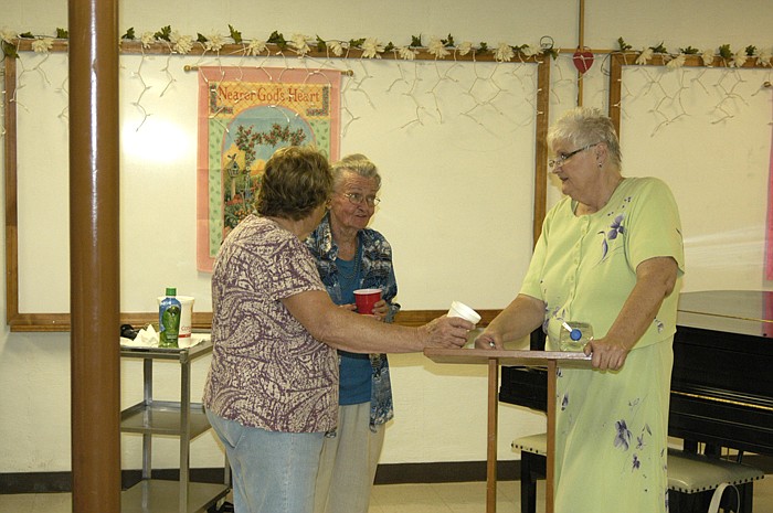 Jean Endsley, right, vists with a couple of people who attended her presentation on nutrition and cancer survival on Tuesday, June 12.