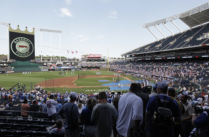 A Crowd starts to gather at the Kauffman Stadium during the MLB All-Star batting practice.