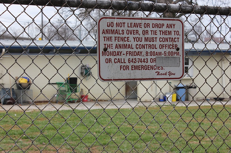 A sign advising proper dropoff procedure hangs on the outdoor kennel at Garrett Animal Shelter.