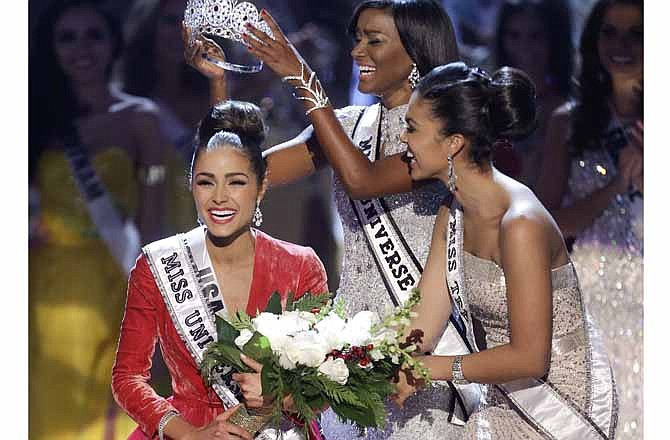 Miss USA, Olivia Culpo, left, is crowned Miss Universe during the Miss Universe competition, Wednesday, Dec. 19, 2012, in Las Vegas. 