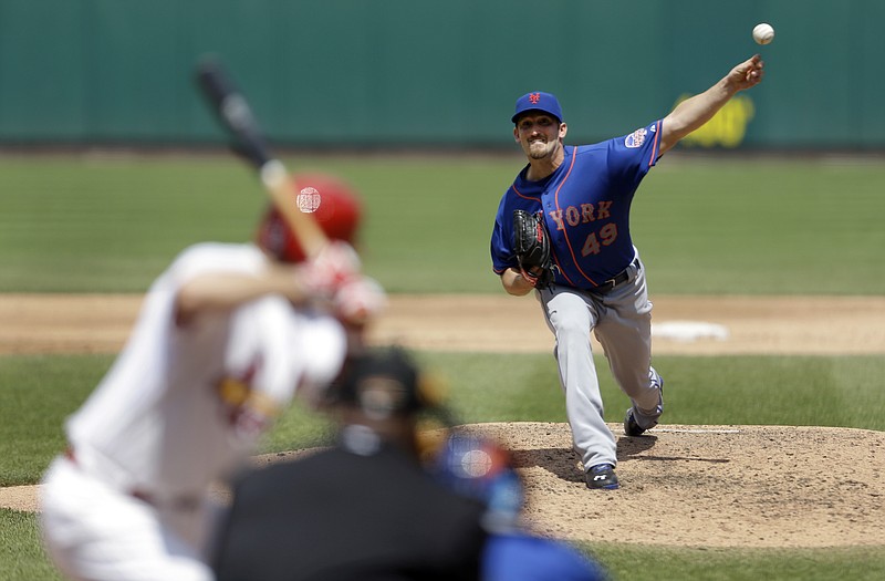 Mets starting pitcher Jonathon Niese throws during the sixth inning against the Cardinals on Thursday in St. Louis.