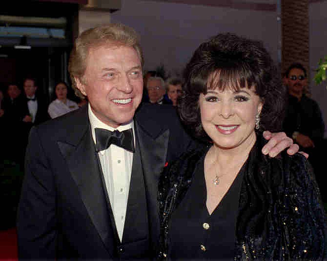  In this May 30,1998 file photo, Steve Lawrence and Eydie Gorme arrive at the black-tie gala called "Thanks Frank" honoring Frank Sinatra in Las Vegas. Gorme, a popular nightclub and television singer as a solo act and as a team with husband Steve Lawrence, has died. She was 84.