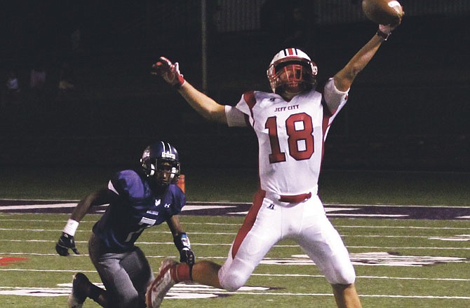 Ripken Dodson of the Jays makes a one-handed catch late in the second quarter of last Friday's game against Fayetteville in Fayetteville, Ark.
