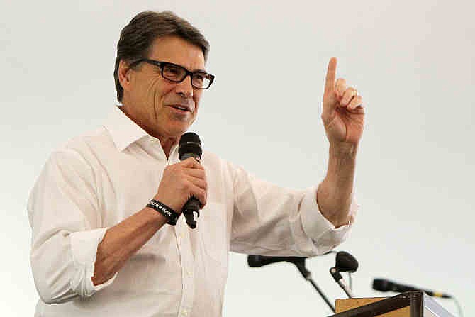 In this Aug. 29, 2013, photo Texas Gov. Rick Perry speaks to a crowd of business and Republican leaders in Chesterfield, Mo. (AP Photo/The St. Louis Post-Dispatch, Erik M. Lunsford) 