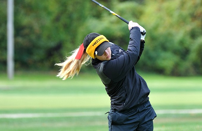 Brooke Thompson of Jefferson City  tees off the second hole Monday in the Class 2 state golf championships at Meadow Lake Acres Country Club in New Bloomfield.