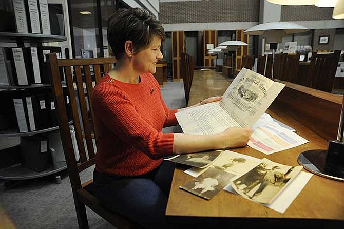 Mary Hegeman, a Hartsburg resident and member of the Jane Randolph Jefferson Daughters of the American Revolution chapter, discusses the original of her grandparents' grave deed.