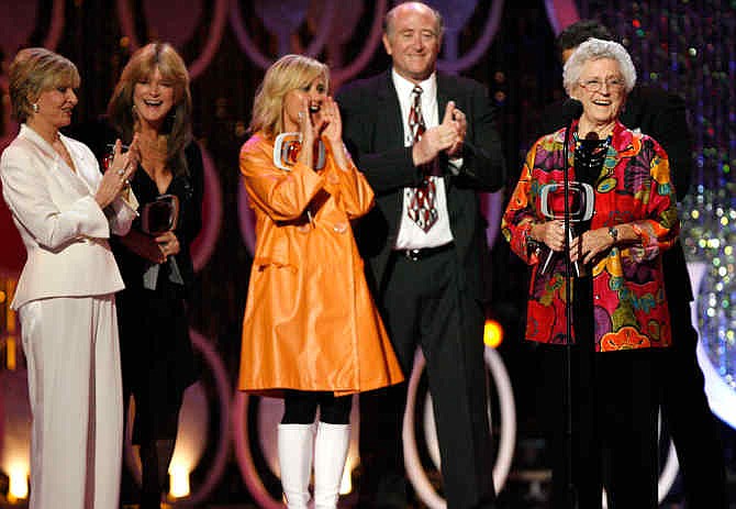 In this April 14, 2007, file photo, Florence Henderson, from left, Susan Olsen, Maureen McCormick, Lloyd Schwartz and Ann B. Davis of the television show "The Brandy Bunch" accept the Pop Culture Award during the 5th Annual TV Land Awards in Santa Monica, Calif. Emmy-winning actress Davis has died at a San Antonio hospital on Sunday, June 1, 2014. She was 88. 