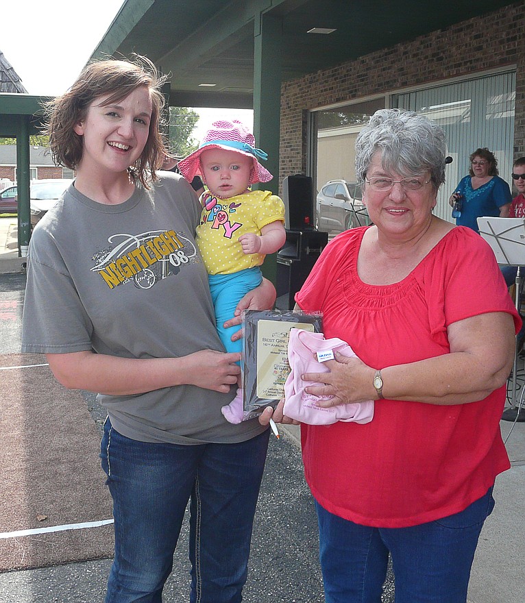 Autumn Fisher, daughter of Anthony and Alana Fisher, California was the winner of the girls division of the 2014 Ozark Ham and Turkey Diaper Derby. She was presented her first place plaque and Best Girl Crawler onsie by Carolyn Kiesling, Midwest Title and Escrow.