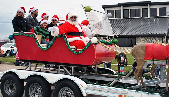 Lake Of The Ozarksozark Christmas Parade 2022 Spreading "Christmas Magic' Through Lake Ozark