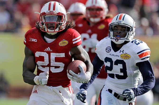 Wisconsin running back Melvin Gordon (25) outruns Auburn defensive back Johnathan Ford (23) on his way to a 53-yard touchdown during the third quarter of the Outback Bowl NCAA college football game Thursday, Jan. 1, 2015, in Tampa, Fla.