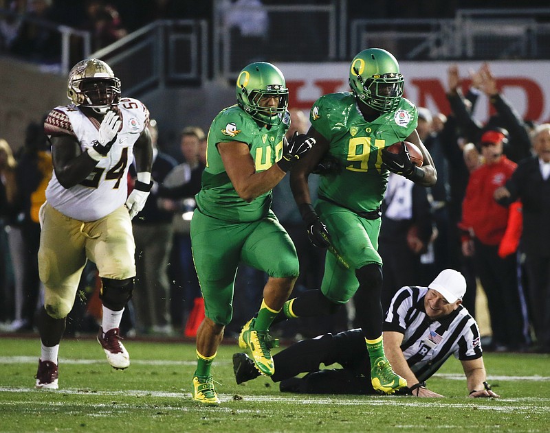 Oregon linebacker Tony Washington, right, scores during the second half of the Rose Bowl NCAA college football playoff semifinal against Florida State, Thursday, Jan. 1, 2015, in Pasadena, Calif. 
