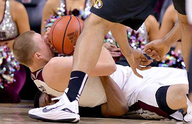 Texas A&M guard Peyton Allen, top, wrestles with Missouri's Wes Clark for a loose ball during an NCAA men's basketball game, Wednesday, Jan. 21, 2015 at Reed Arena in College Station Texas. (AP Photo/The Bryan-College Station Eagle, Sam Craft) 