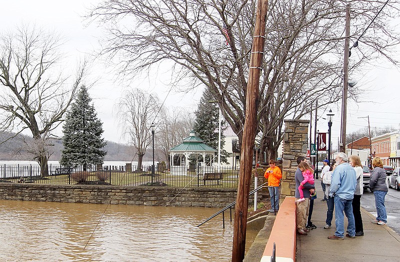 Ohio River Crests At Highest Level Since 1997 Hazards Remain   Ohio River T800 