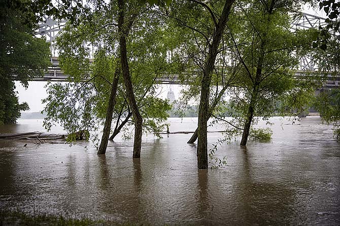 The water level of the Missouri River at Jefferson City, which rose above 27 feet on Tuesday, finally dropped to below 27 feet on Thursday, and is expected to be under 26 feet by Saturday morning.