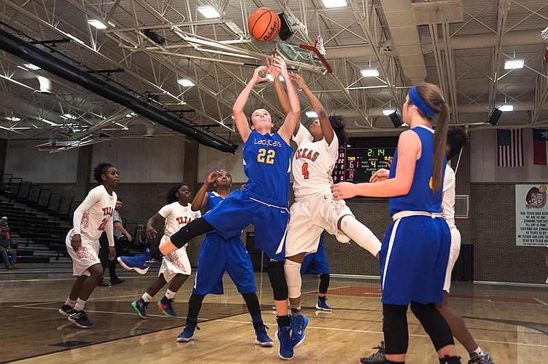 Texas High's Vicki Willis, right, battles with Sulphur Springs' Autumn Tanton for a rebound during the fourth quarter of their game Tuesday, Jan. 26, 2016 at the Tiger Center. 