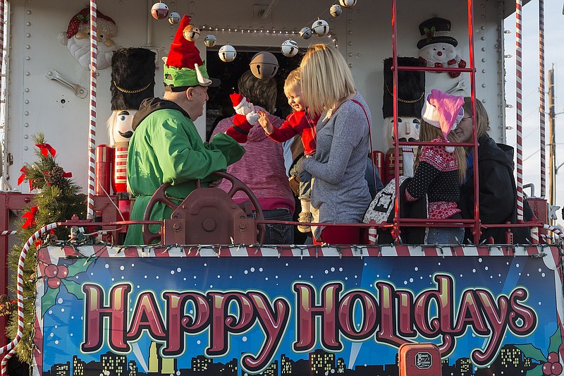 Santa's Holiday Express dazzles children Texarkana Gazette