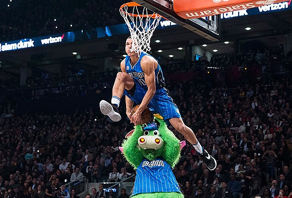 Zach LaVine puts on a show to win second straight dunk contest