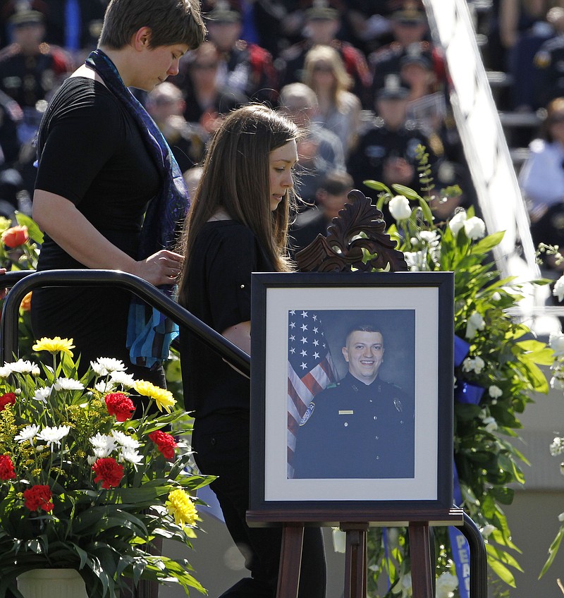 Thousands attend memorial for slain Texas officer | Texarkana Gazette