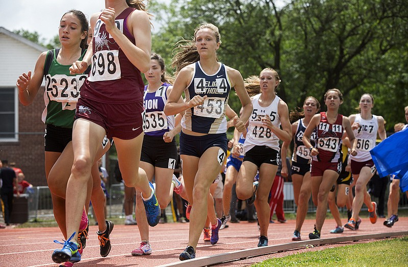 Kylie Frank (453), shown in last year's Class 4 800-meter run at the state meet, returns to lead Helias this season.