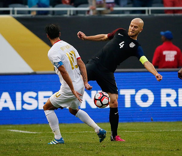 Michael Bradley of the United States (4) and Bryan Ruiz of Costa Rica battle for control of the ball during Tuesday night's Copa America Group A match in Chicago.