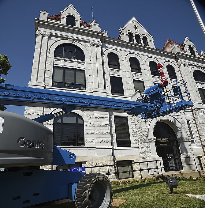 The lifts to remove and replace windows in the Cole County Courthouse sit quiet as installation has been halted and will not resume until problems are solved. 