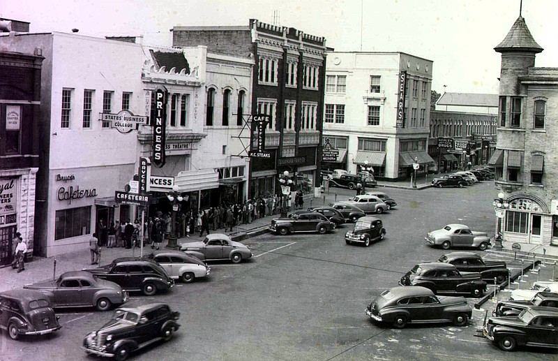 Pine Street in downtown Texarkana.