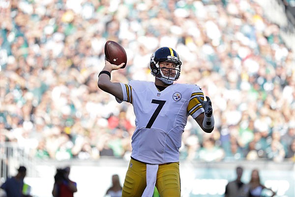 Steelers quarterback Ben Roethlistberger makes a throw last Sunday against the Eagles in Philadelphia.