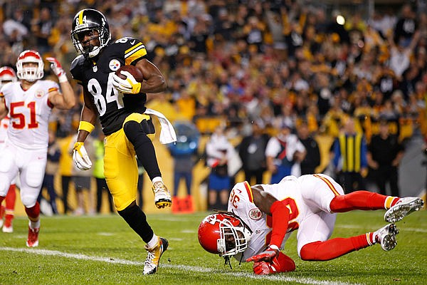 Steelers wide receiver Antonio Brown scores on a pass from Ben Roethlisberger as Chiefs safety Ron Parker falls to the turf during Sunday night's game in Pittsburgh.