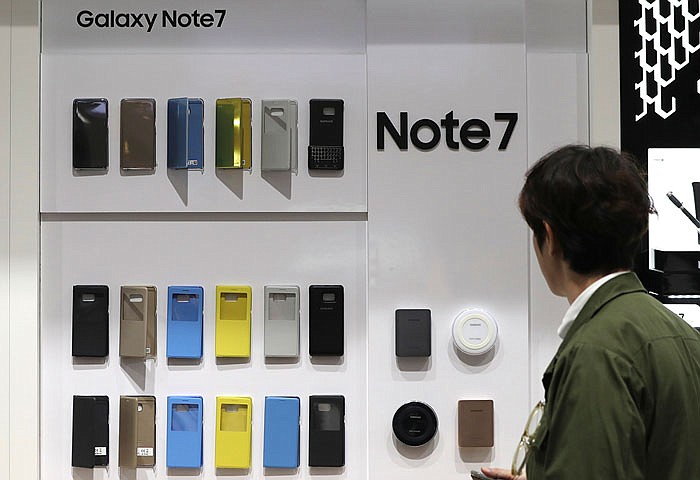 A man looks at the smartphone case of Samsung Electronic's Galaxy Note 7.