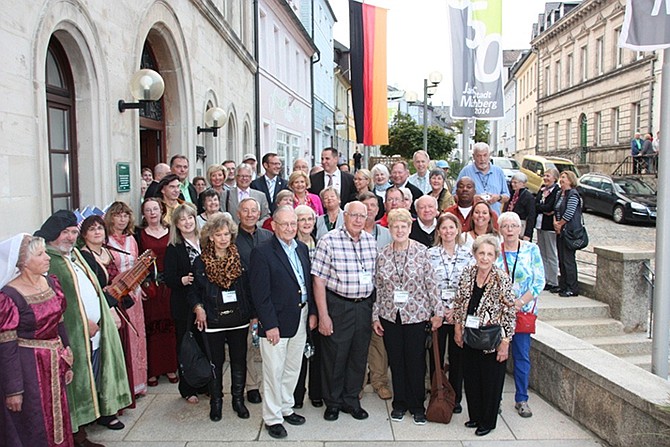 People from Jefferson City and Mnchberg meet in front of the Mnchberg town hall to celebrate the 10-year anniversary of partnership between Jefferson City and Mnchberg in 2014.