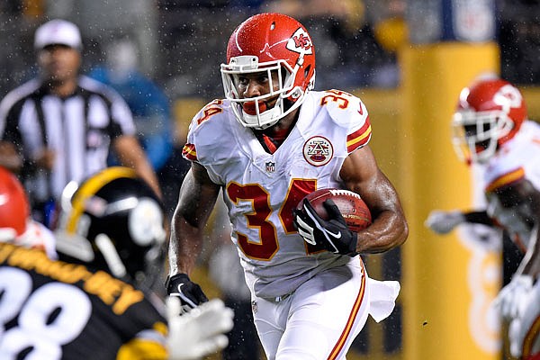 Chiefs running back Knile Davis carries the football during a game earlier this month against the Steelers in Pittsburgh.