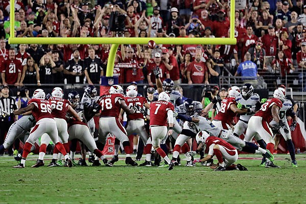 Cardinals kicker Chandler Catanzaro (7) misses a game-winning field goal attempt agasint Seahawks during overtime of Sunday night's game in Glendale, Ariz.