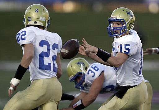 Penney's Jaran Richman (15) flips the ball to Brock Swindler during the first half in the Missouri Class 1 state high school football championship Saturday, Nov. 26, 2016, in Springfield, Mo. 