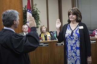 Arkansas-side directors take oaths of office | Texarkana Gazette