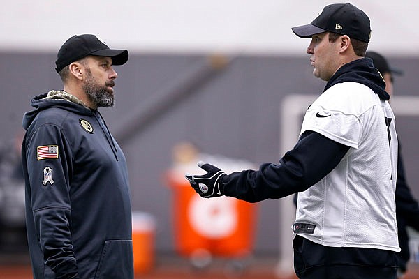 Steelers offensive coordinator Todd Haley talks with quarterback Ben Roethlisberger during Wednesday's practice in Pittsburgh.