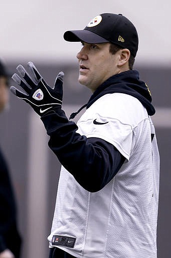 Pittsburgh Steelers quarterback Ben Roethlisberger watches his team work out during an NFL football practice, Wednesday, Jan. 11, 2017, in Pittsburgh. The Steelers face the Kansas City Chiefs in an AFC Divisional playoff game on Sunday night.