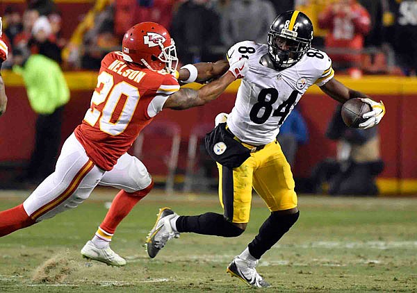 Steelers wide receiver Antonio Brown breaks a tackle attempt by Chiefs cornerback Steven Nelson during Sunday night's game at Arrowhead Stadium.