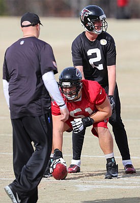 Falcons coach Dan Quinn looks on as quarterback Matt Ryan and center Alex Mack practice Wednesday in Flowery Branch, Ga.