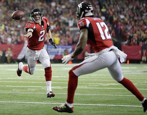 Falcons quarterback Matt Ryan throws a touchdown pass to Mohamed Sanu during the first half of Sunday's NFC championship game against the Packers in Atlanta.